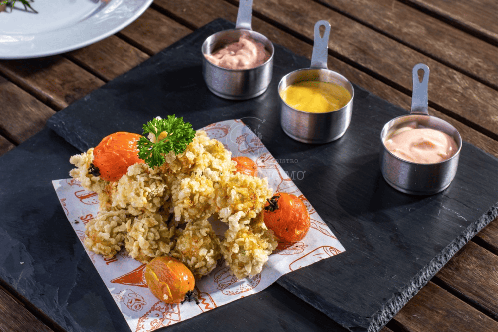 Du kh&aacute;ch đến đ&acirc;y c&oacute; thể thưởng thức đa dạng thức uống c&ugrave;ng nhiều m&oacute;n ăn hấp dẫn được chế biến bởi c&aacute;c đầu bếp chuy&ecirc;n nghiệp (Nguồn: Fanpage Rừng Th&ocirc;ng Mơ Farm & Bistro)